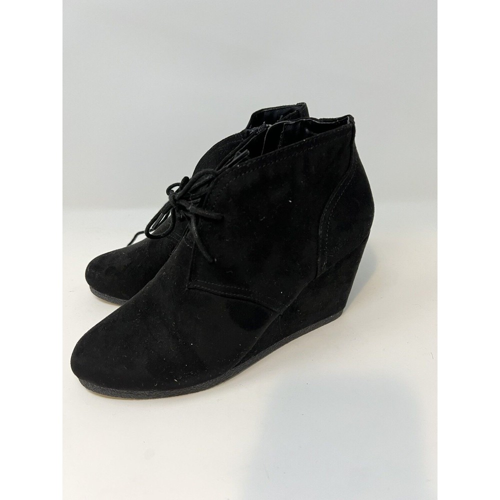 Universal Thread womans black ankle cut heel boots size 7